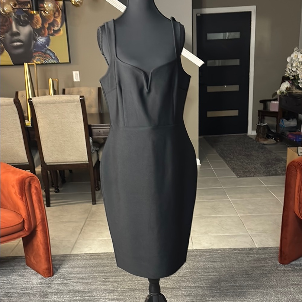 Elegant Black Dress - Picture 3 of 4
